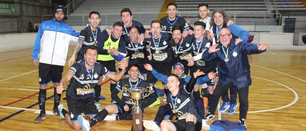 Así se rompió la copa cuando festejaban el título del futsal de Mendoza