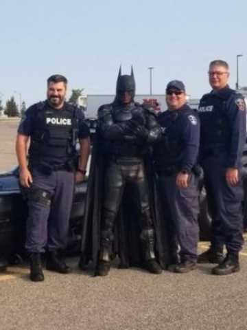 La policía detuvo a Batman por circular con su batimóvil - Mendoza Post