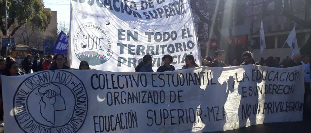 Estudiantes y docentes universitarios marchan en el Centro