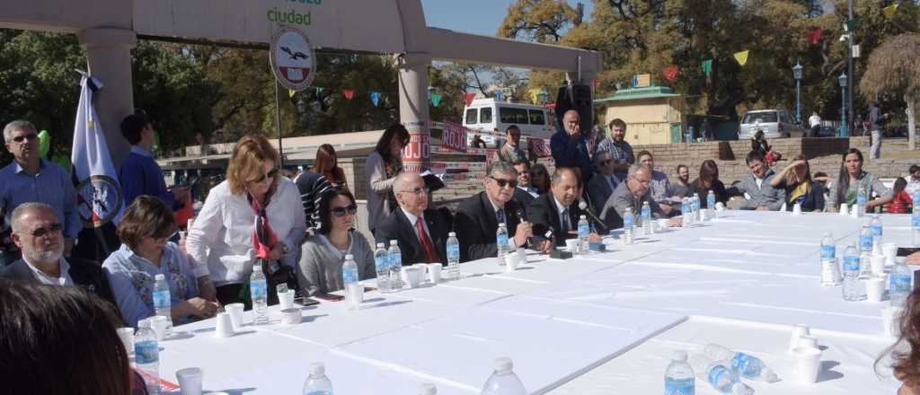 El día que el rector y el Consejo de la UNCuyo ocuparon la Plaza Mayor