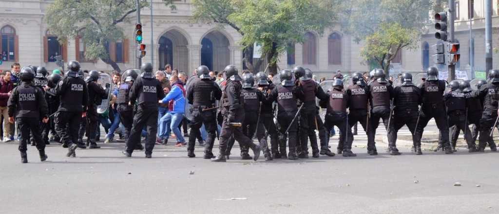 Peleas y "piñas" en la puerta del Ministerio de Agroindustria 