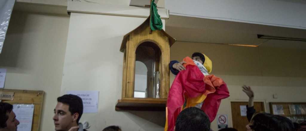 Quitaron la Virgen de Filosofía de San Juan y la venden en Mercado Libre