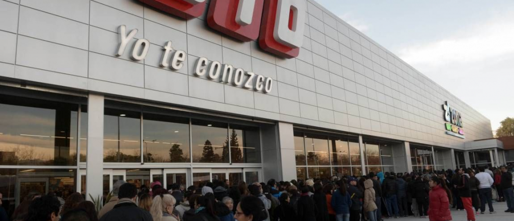 Video: caos en un supermercado por una oferta de milanesas