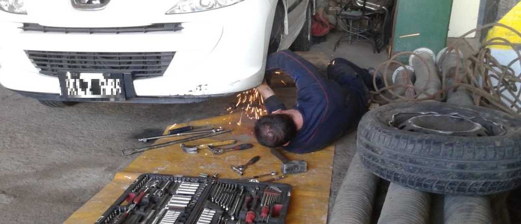 Denunciaron a un policía por reparar su auto particular en los bomberos