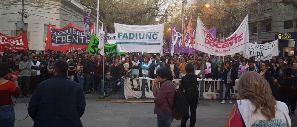 Exigieron la Emergencia Educativa y Universitaria en Plaza Independencia