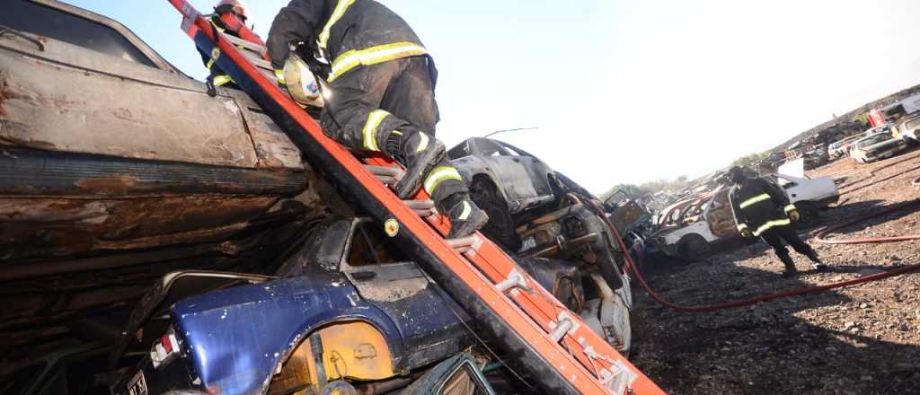 Se incendiaron 10 autos de la Playa de San Agustín 