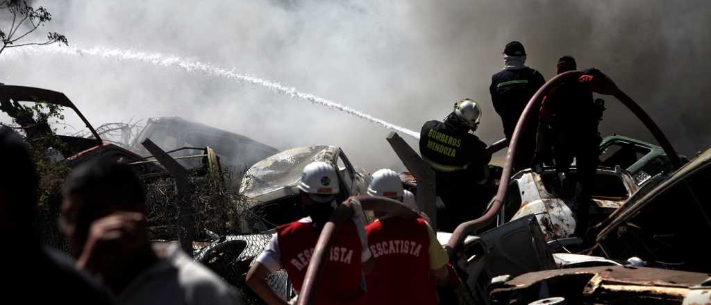 Incendios: los bomberos siguen enfriando las cenizas