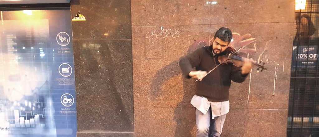 El violinista venezolano de la Peatonal sueña con la Filarmónica de Mendoza