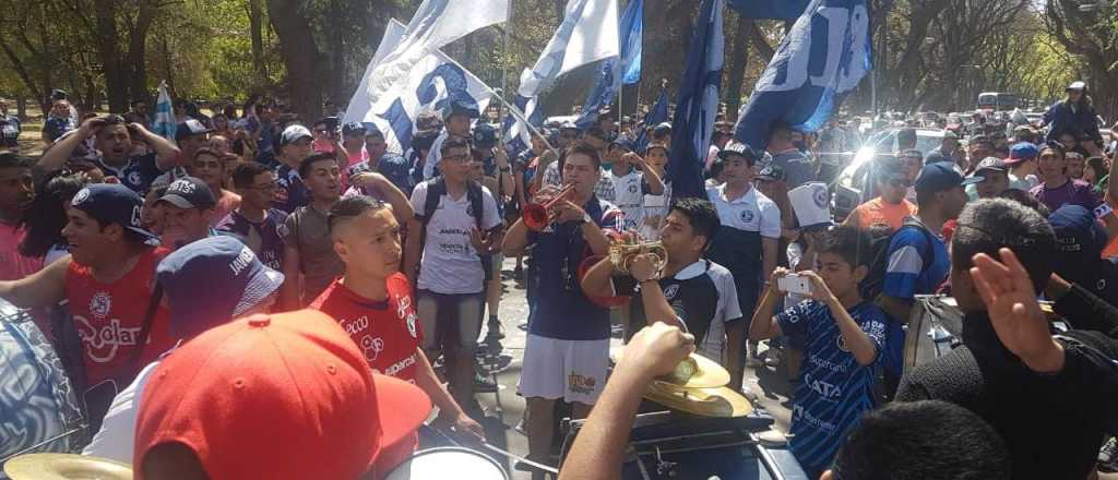 Banderazo de los hinchas de la Lepra en la previa del clásico