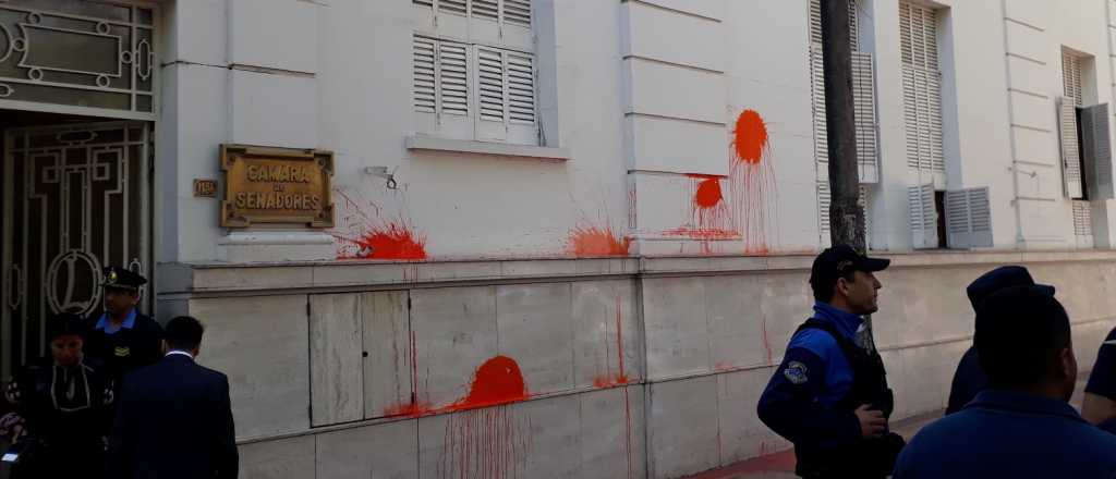 A bombazos, pintaron de rojo la Legislatura mendocina