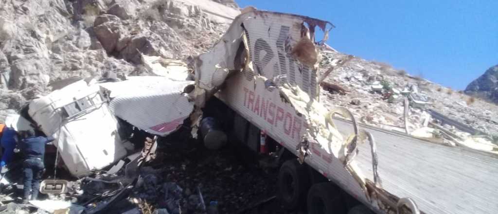 Otro accidente en Curva de Guido: conductor herido y camión incendiado