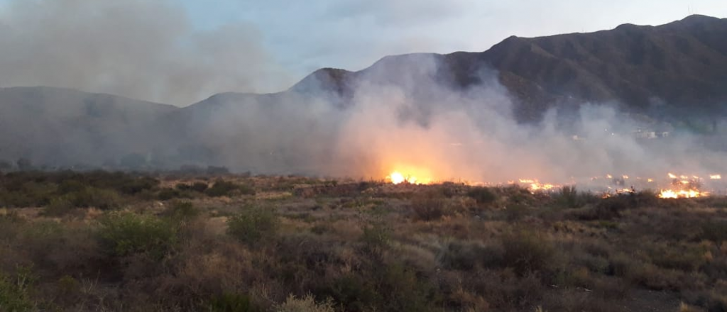 Fueron 15 los focos de incendio en El Challao y están "extinguidos"