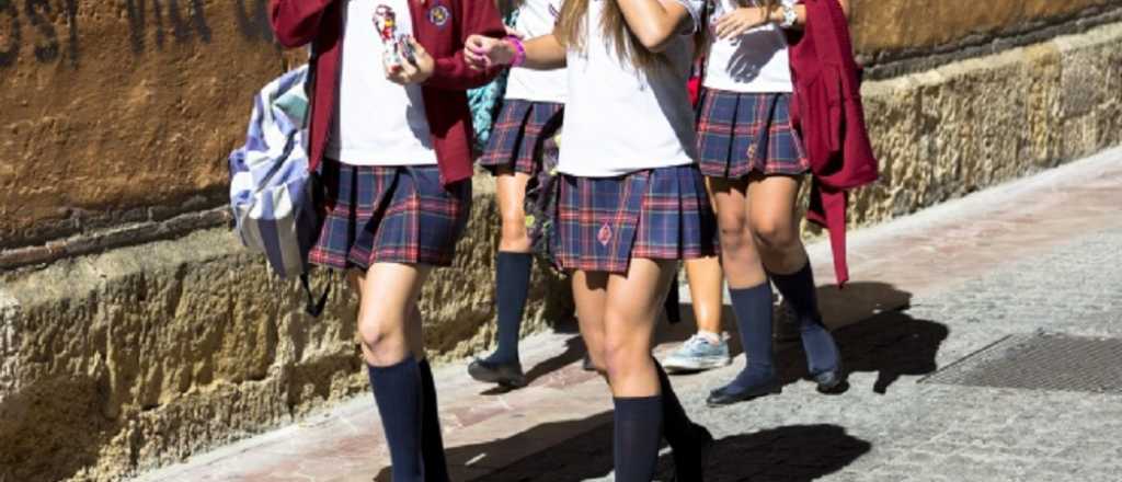 Un colegio católico quiere prohibir las polleras para "evitar tentaciones"