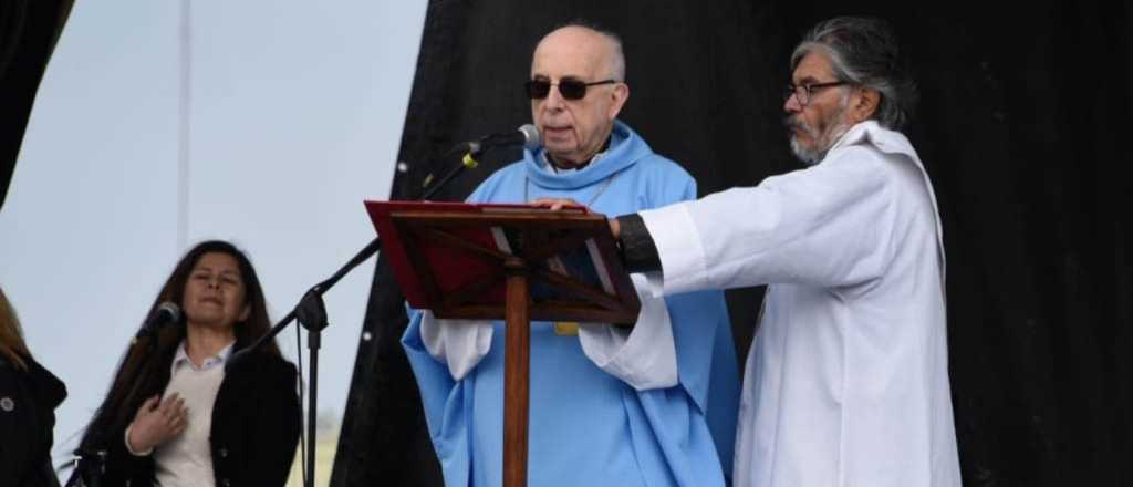 El obispo que realizó una misa con los Moyano pidió "perdón"