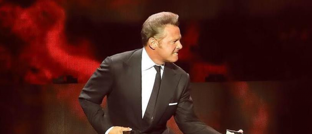 Video: Luis Miguel golpeó a su sonidista arriba del escenario