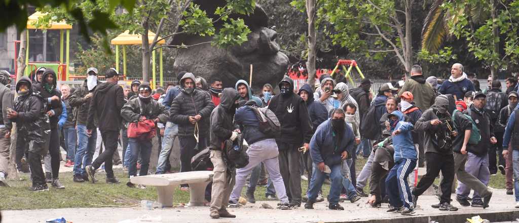 Videos: enfrentamientos y destrozos frente al Congreso