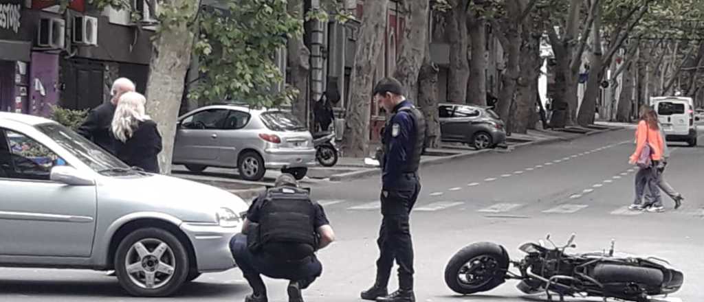 Un hombre de 73 años chocó en su moto y murió en el Hospital Central