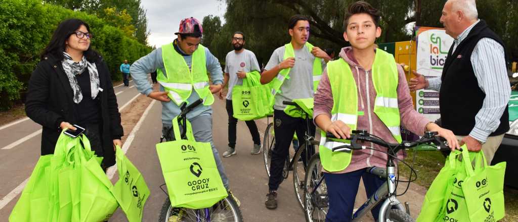 Entregan chalecos refractarios a ciclistas para hacerlos más visibles