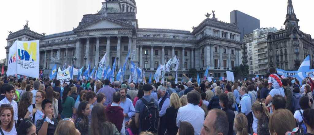 Agrupaciones provida rechazaron frente al Congreso la Educación Sexual