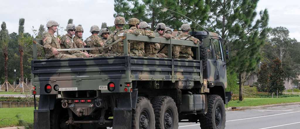 Trump habilitó al ejército a disparar contra migrantes