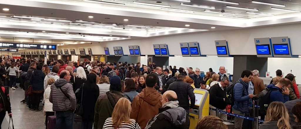 Aeronáuticos se movilizarán esta tarde en Aeroparque y el lunes en Ezeiza