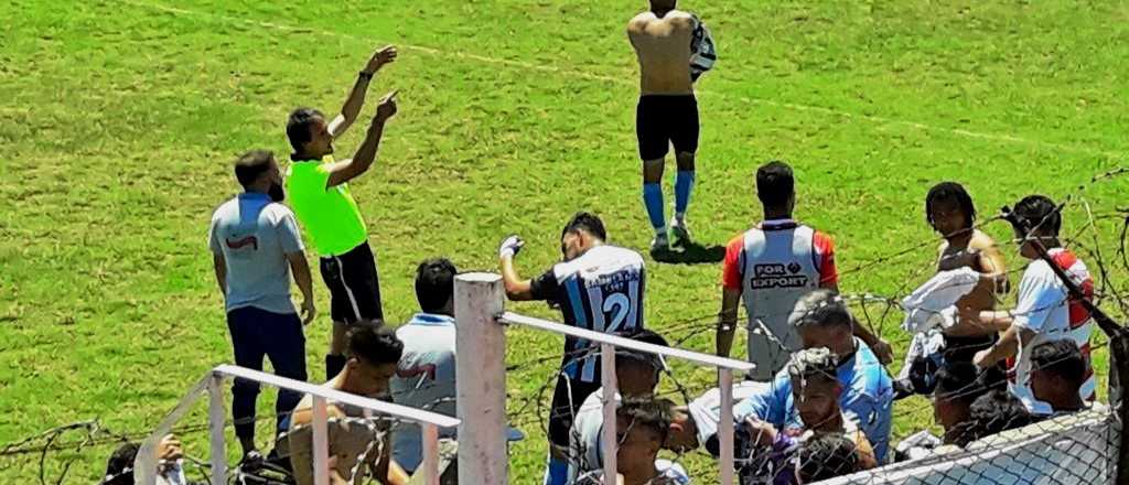 Un árbitro pidió que un equipo cambiara su camiseta en medio del partido