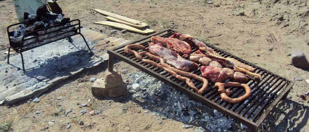 El ministro Venier "desbarató" un asado en la vereda y retó al asador