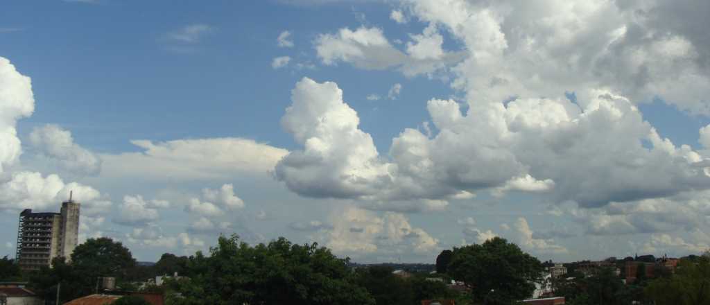 Jueves feriado con cielo celeste y blanco