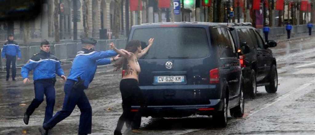 Video: una feminista en topless quiso protestarle a Trump 