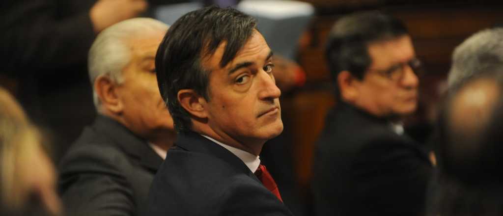 Esteban Bullrich usó una foto gigante para simular su presencia en el Senado