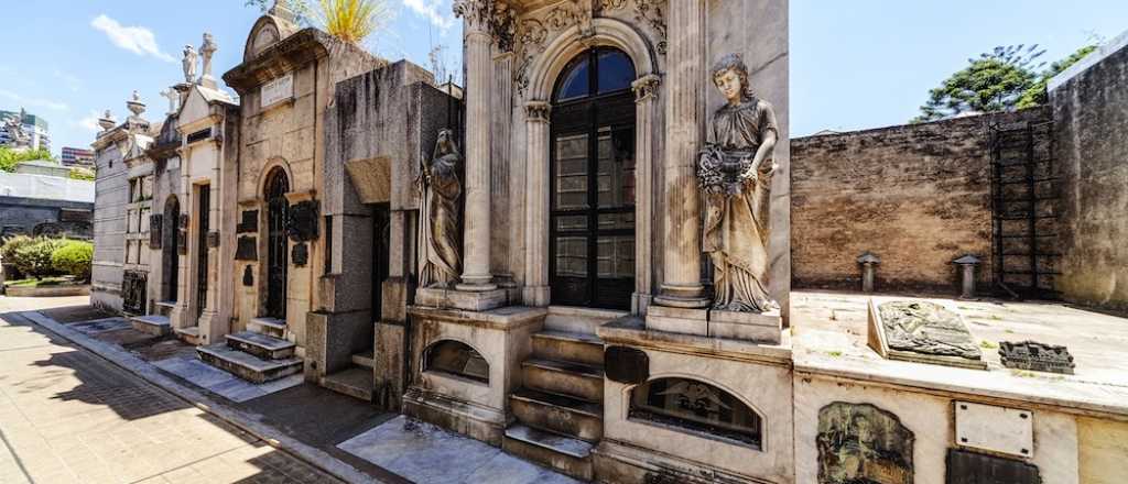 Explotó una bomba casera en el cementerio de Recoleta: una mujer herida