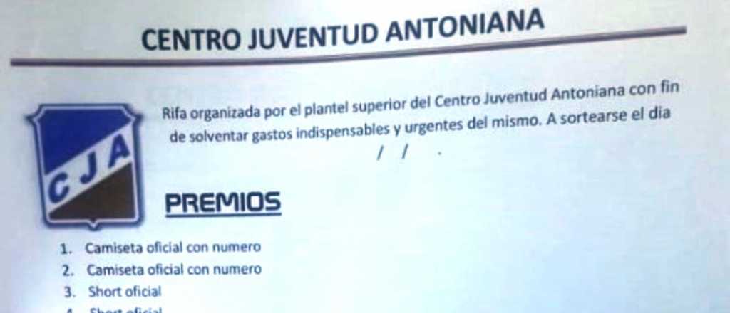 Jugadores de Juventud Antoniana venden rifas para poder subsistir