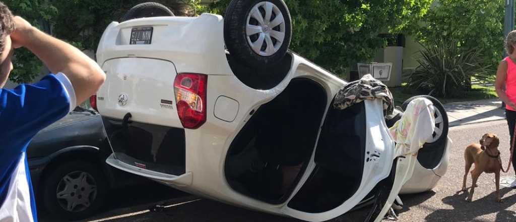 Una mujer quiso sacar una polilla del auto y terminó volcando en Palmares