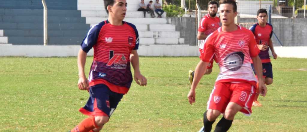 Video: patada criminal en un partido de fútbol regional