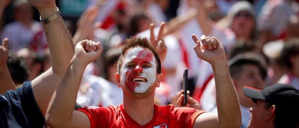 Un hincha de River se disfrazó de Napoleón para homenajear a Gallardo