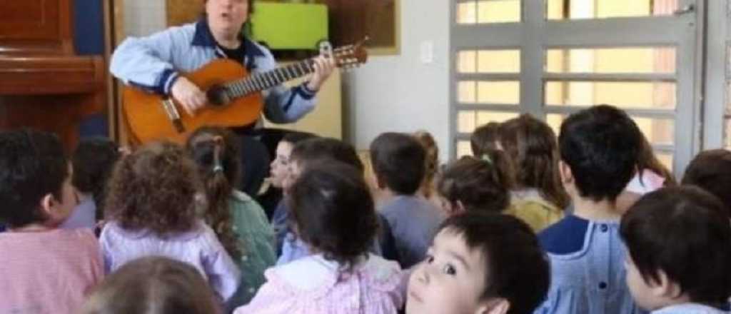 Docentes que les cantan a los niños: "Familia es dos papás o dos mamás"