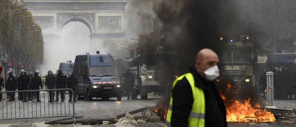 La ira francesa sigue encendida mientras Macrón visita Argentina