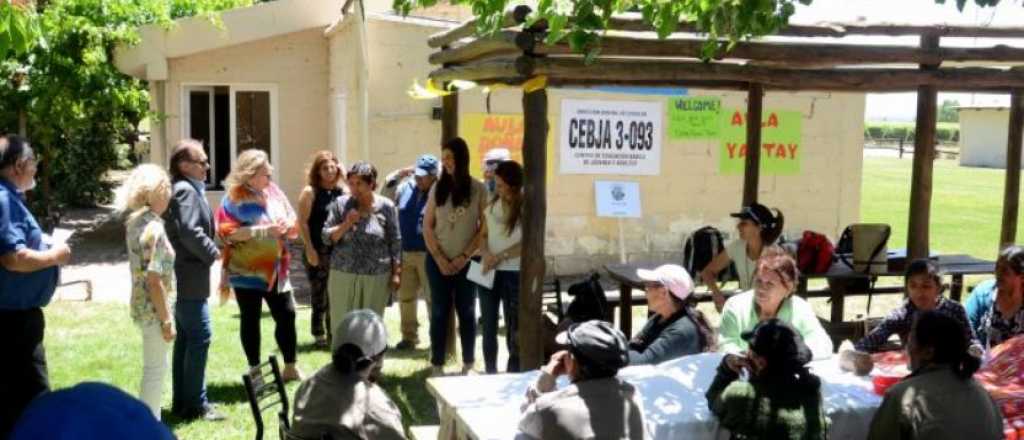 Empleados de una bodega terminan sus estudios en horario laboral