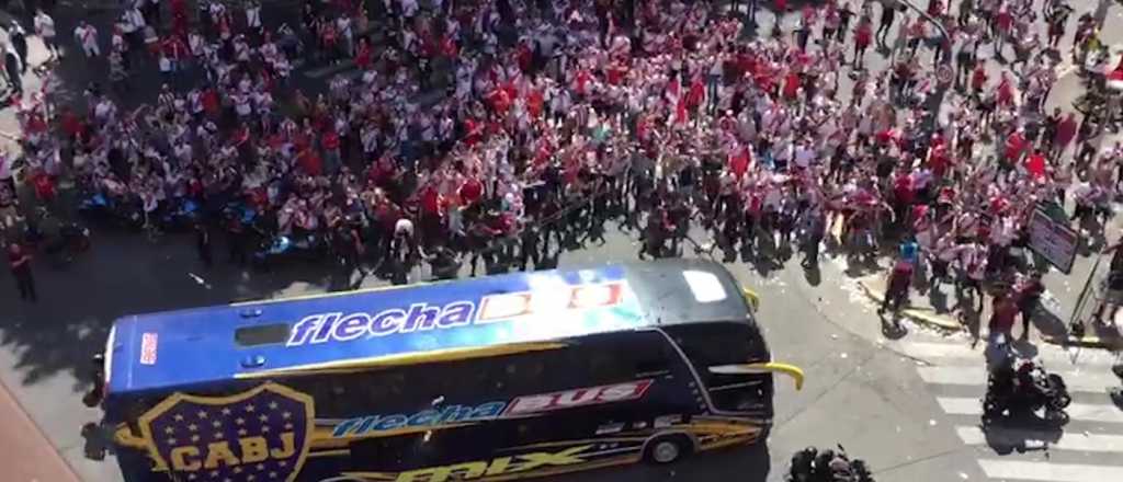 Detuvieron un hincha de River que le tiró piedras al micro de Boca