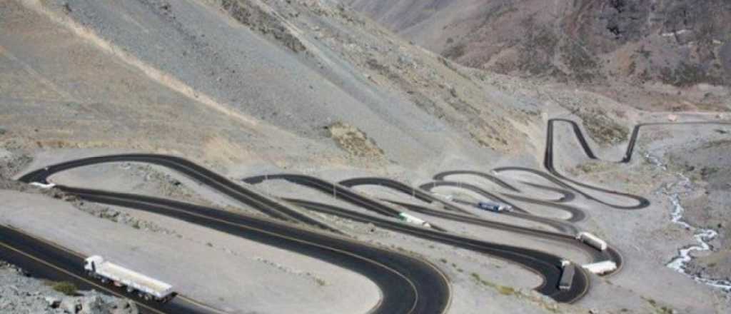 Un conductor argentino volcó con su camión en Los Caracoles chilenos