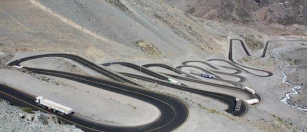 Un conductor argentino volcó con su camión en Los Caracoles chilenos