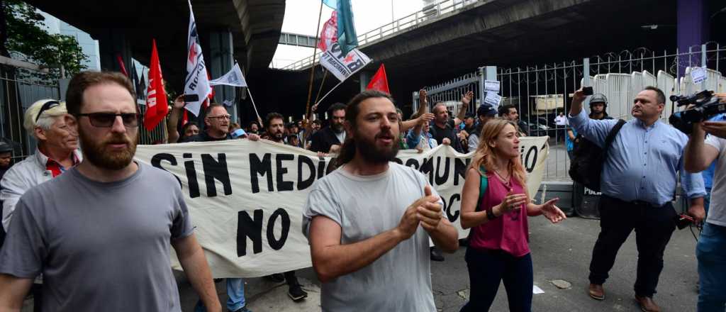 Juan Grabois y militantes ingresaron por la fuerza a Canal 13