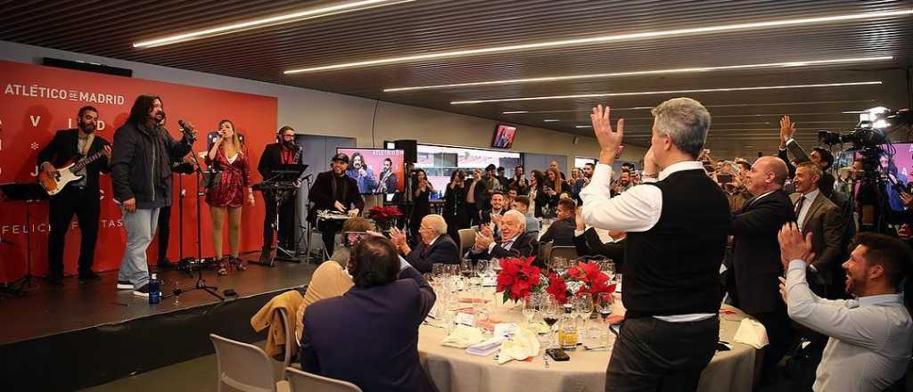 El Mono Burgos hizo bailar a todo Atlético de Madrid en la gala de fin de año