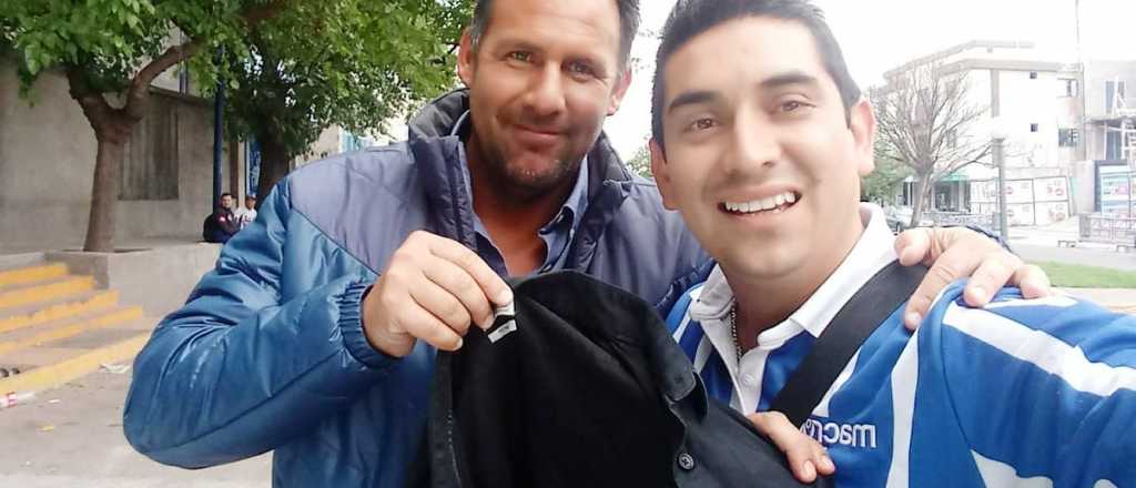 Antes de irse, el ex DT del Tomba le dejó un regalo muy especial a un hincha