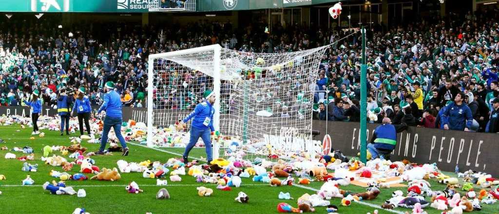 Emocionante "lluvia de peluches" solidaria en un partido de España