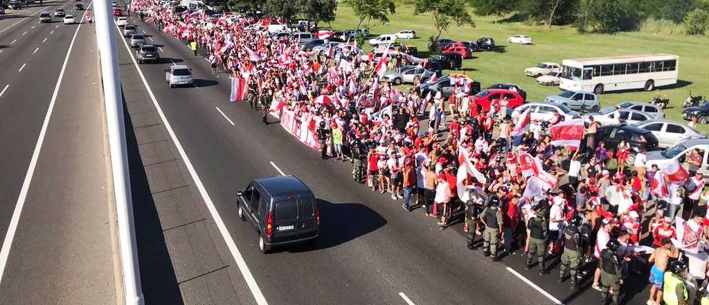 En fotos y videos: así fue la caravana de River hasta el Monumental