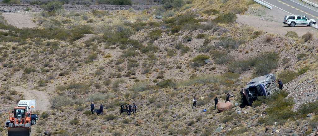 Dos muertos al desbarrancar un camión en Tucumán