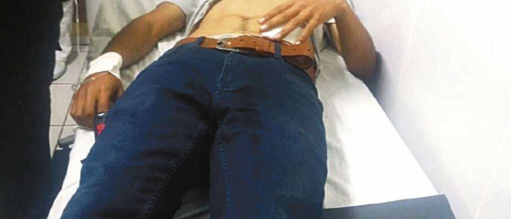 Apuñalado, pidió ayuda al padre pero tenía prohibido acercarse y está grave