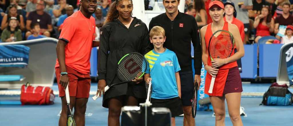 Federer arrancó el año recibiendo un pelotazo en la cara