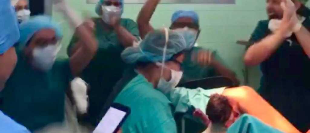 Video: polémico festejo de médicos al nacer el primer bebé del año